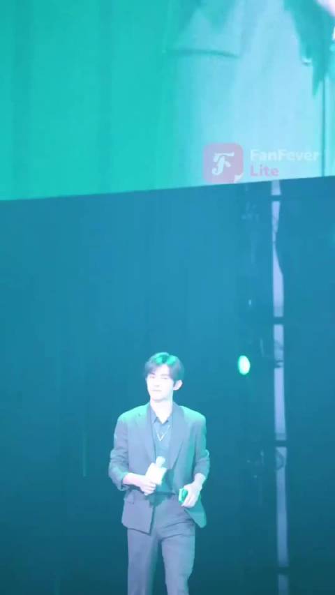 走路粉狂喜，我不得劲了 @TFBOYS-易烊千玺 cr