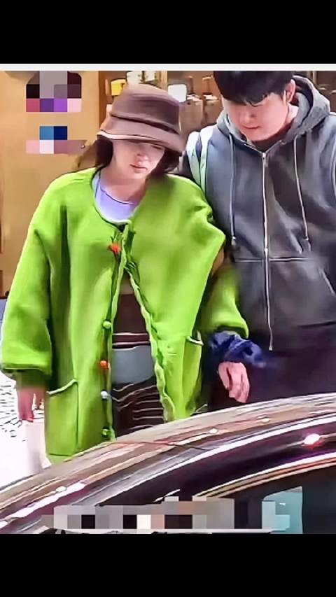 阚清子与丈夫现身医院疑似昨日产子