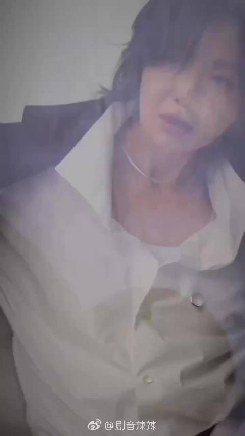 张曼玉素颜驾法拉利山路展现巨星魅力