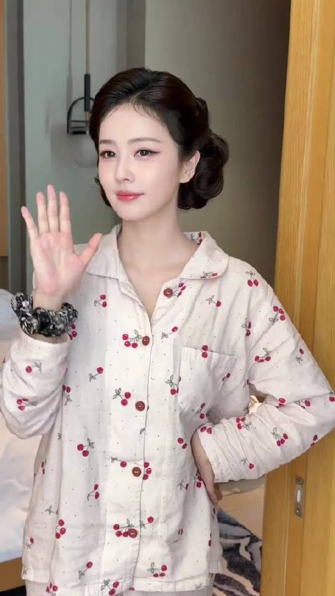 趁着美美的妆造小扭一段 ···