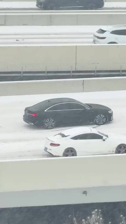 前驱的奥迪碰到这种天气好尴尬