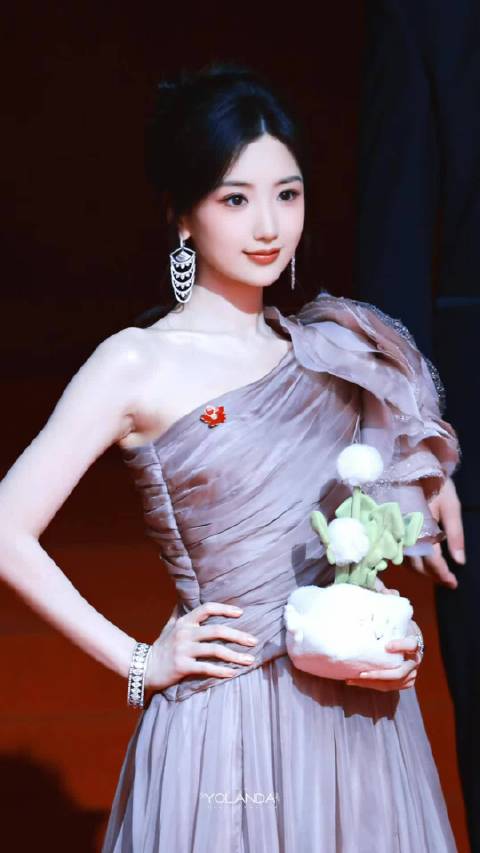 ｜腾讯视频金鹅荣誉红毯 传递女性力量的叶思北@毛晓彤 ····