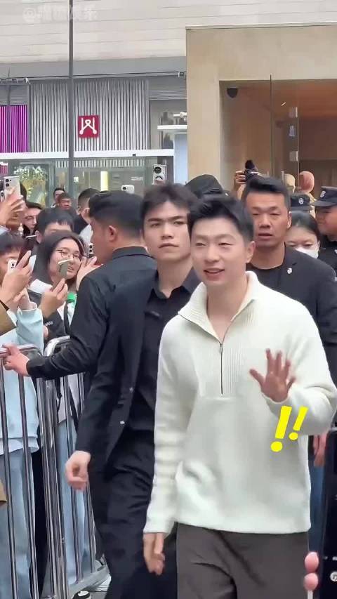 路人镜头捕捉奥运冠军风采，孙颖莎甜美王楚钦反差大