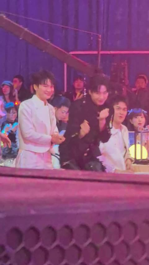 刘宇宁玩的很高兴 像参加联欢晚会的赶脚