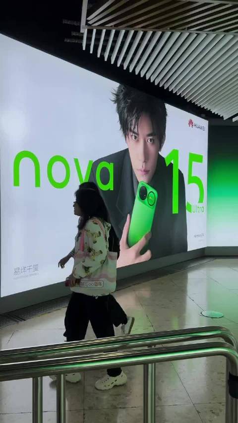 易烊千玺广州街头偶遇引粉丝尖叫