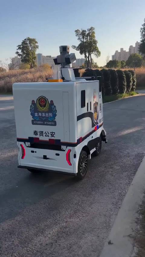 咦，无人驾驶巡逻车魔都是挺魔幻哈？