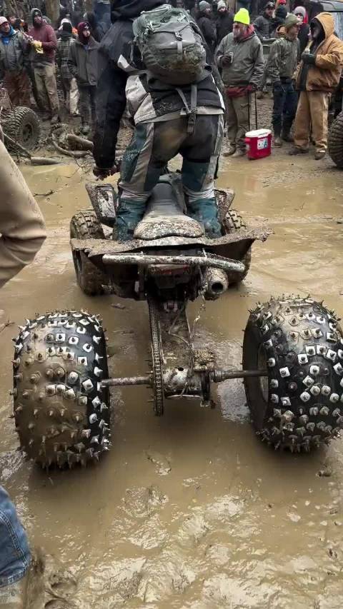 轮胎“全副武装”！满钉四轮摩托挑战陡坡，能成功登顶吗？