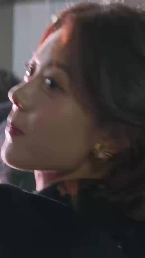 赵今麦黑大衣造型亮相《骄阳似我》剧组