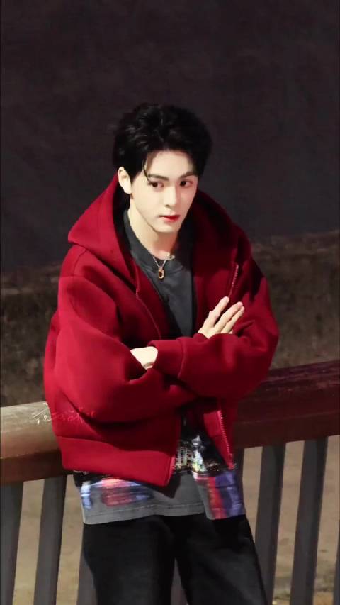 曾舜晞真的好适合红色啊，感觉整个人都变帅了几分！