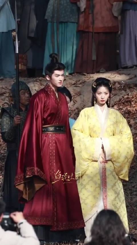 田曦薇闫桉《嫁金钗》同框路透曝光，妆造引热议