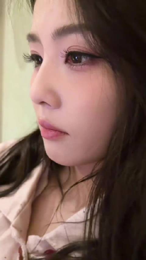 白鹿与李佩仪亲密互动引粉丝关注