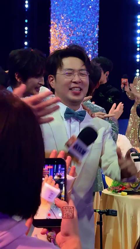 刘宇宁谈用余光辨认同伴，称正式场合避免对视防笑场