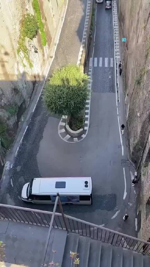 意大利索伦托U型弯，如果是你的的话一把能过吗？