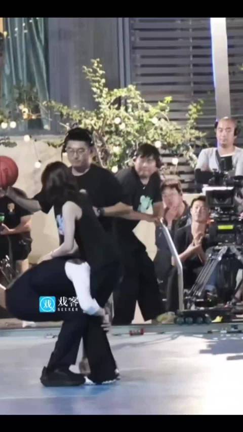 魏大勋单手托举荷尔蒙爆棚