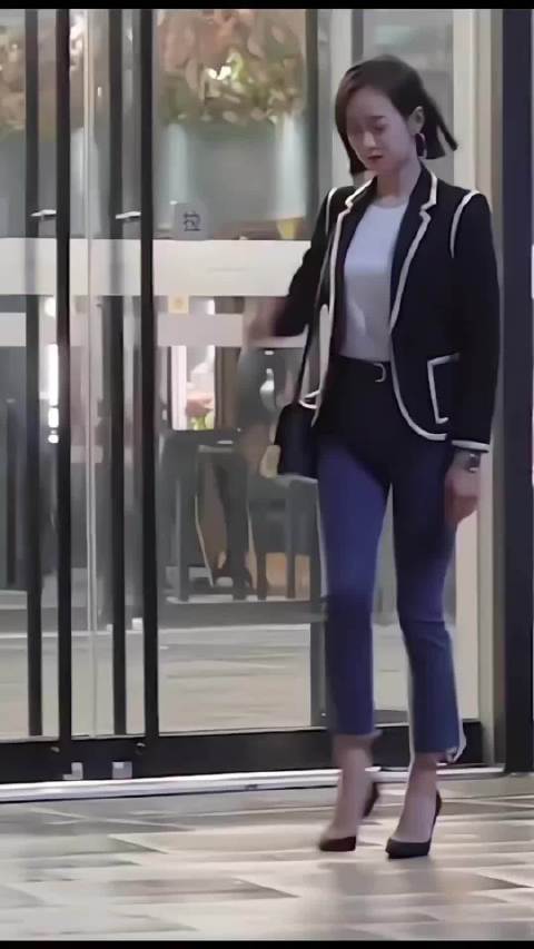 看18年贺繁星的日常穿搭，宋茜就是行走的衣架，高跟鞋的神