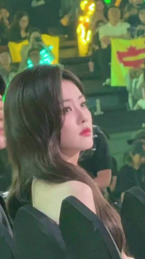 白鹿惊艳亮相引赞叹