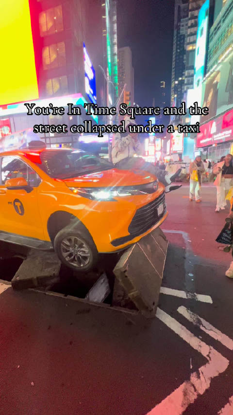 时代广场，一辆出租车下方道路塌陷
