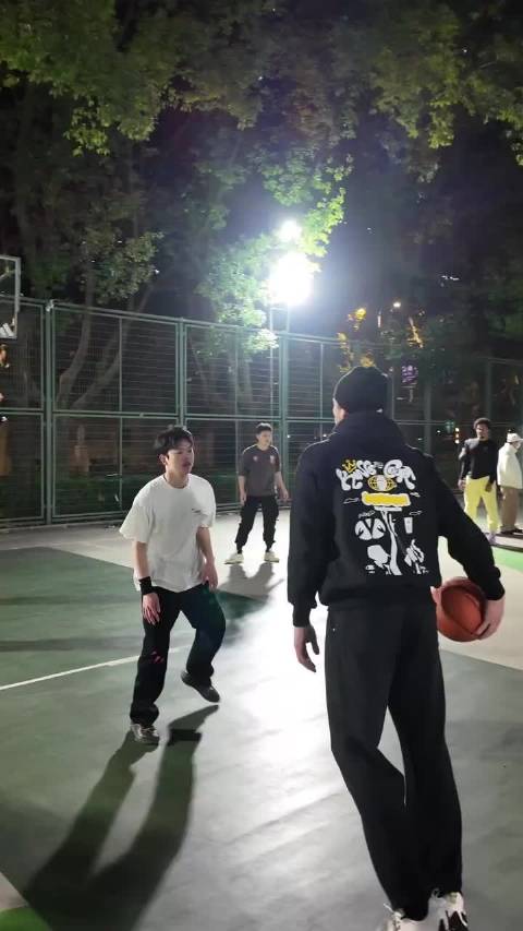 在中国，詹姆斯来了也别想突进内线得分