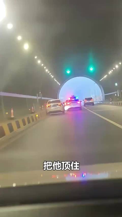 轿车高速失控狂飙，交警警车截停
