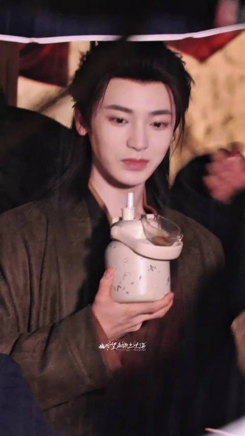 侯明昊碧血蝉路透曝光，猫塑造型引热议