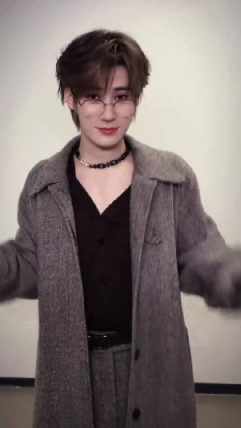 张真源一天更新一个手势舞啊，这次是霸道总裁娃娃脸，老公好会跳！萌之