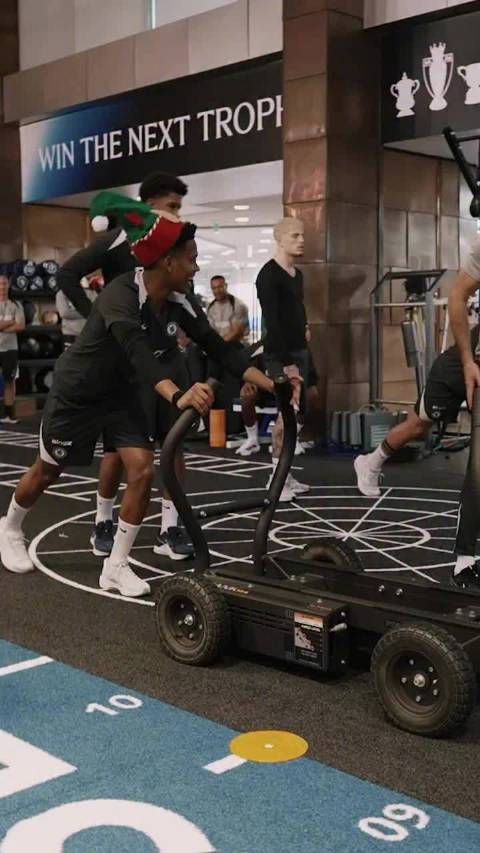 第一届平安夜圣诞帽接力赛正式打响 我们的口号是：节日第一，友谊第二