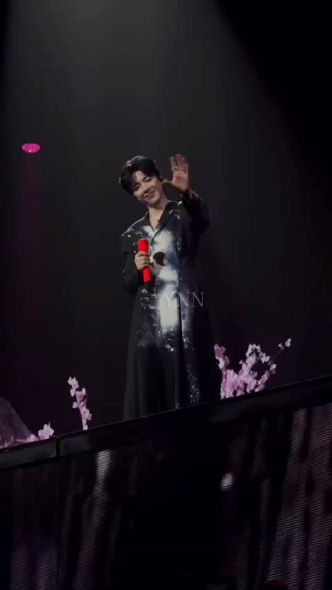 刘宇宁演唱会结束粉丝难抑失落，工位落泪回忆现场瞬间