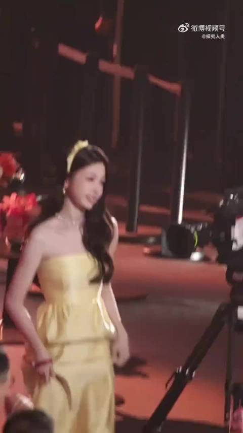 就这样想起了去年虞书欣的绝美黄色礼服