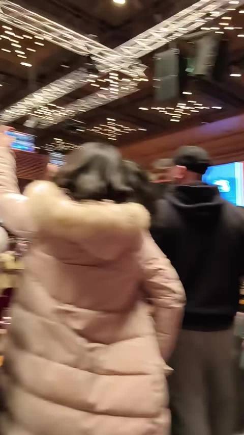 樊振东德甲赛场引球迷合唱海阔天空，德国乒乓馆变中国主场