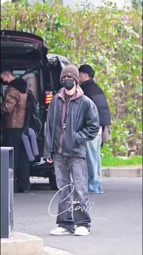 陈哲远黑皮衣造型回归大侦探录制