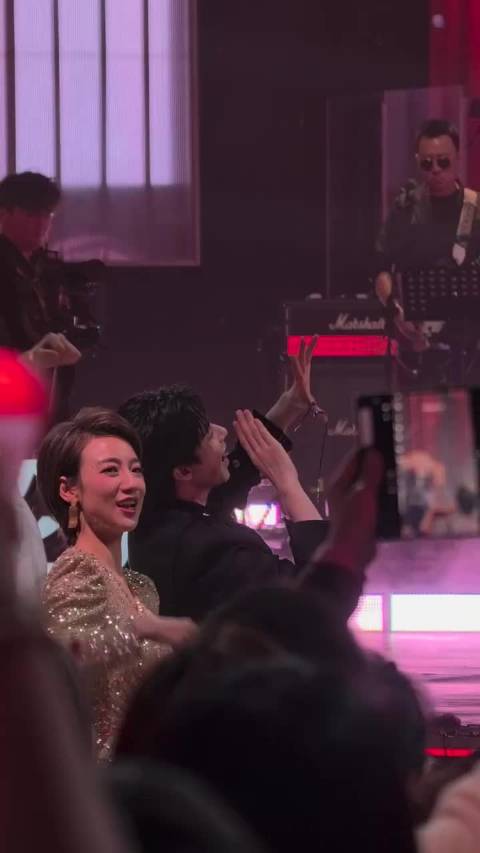 他好嗨哟他好开心吆他好快乐他好帅吆 ，@摩登兄弟刘宇宁 ，cr无事小神仙