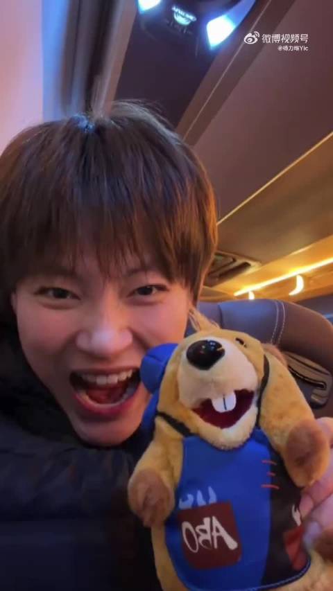 杨力维社媒晒平安夜视频，祝福健康涨球快乐生活