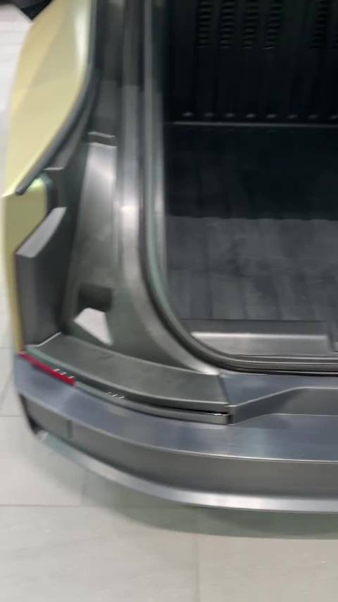 更接近量产版本的特斯拉Cybercab，依旧没有方向盘，两个座位，货箱不小