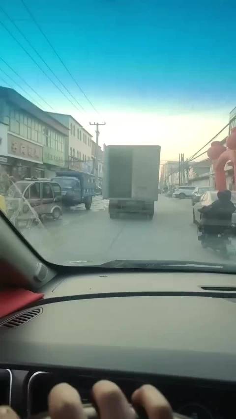 这哥们真猛，随便碰个人，司机就摊上事儿了！视频车车主好人一生平安