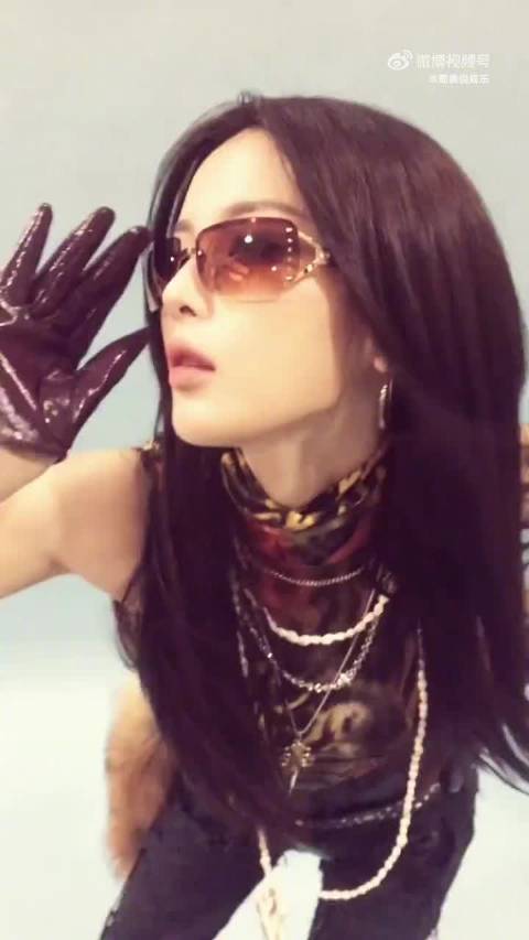 杨超越千禧风造型惊艳跨年派对