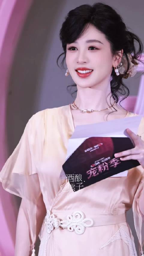 杨紫早安问候引发粉丝互动