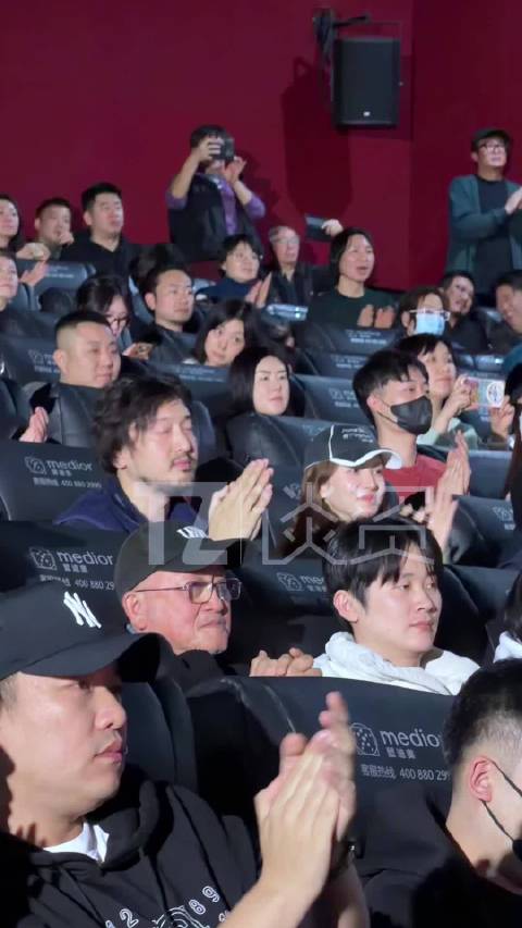 金晨和王传君来看用武之地了！两位一起坐在观众席上，金晨皮肤好好啊