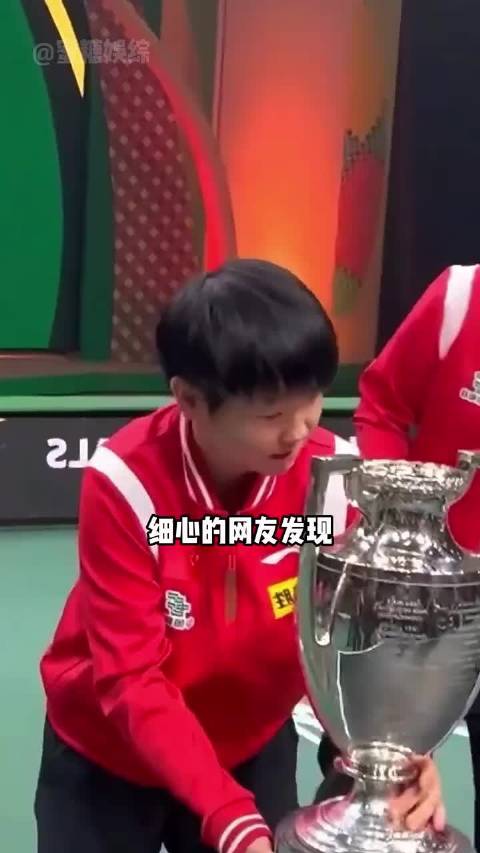 孙颖莎合影踮脚原因揭晓，实为训练职业勋章