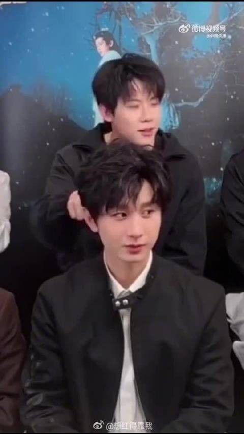 成毅周奇剧宣互动获扫弟机称号