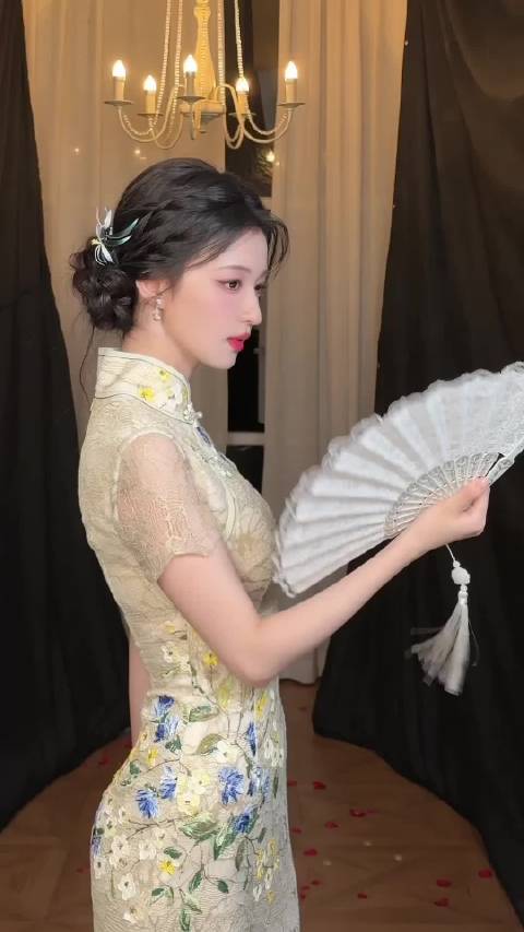 突然感觉王楚然的气质也很适合去演那种民国时期的角色呀，好有故事感