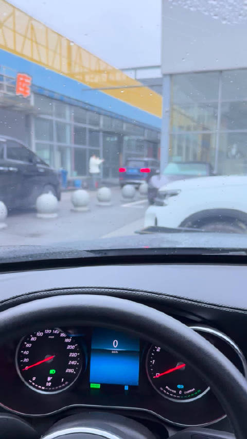 雨天清晨二手车贩冒雨拍视频引关注