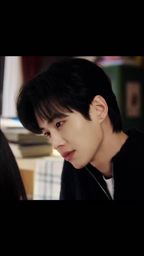 何与主演《双轨》海外爆火展现中国年轻演员实力