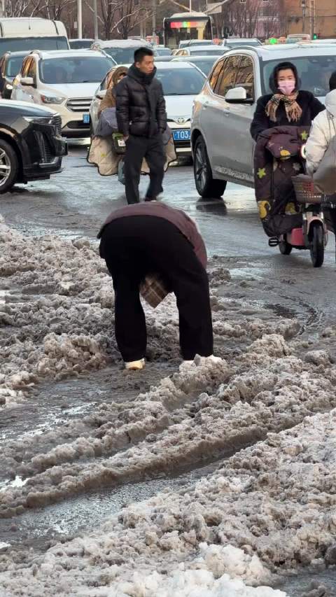 阿姨持铲为学生清路获赞