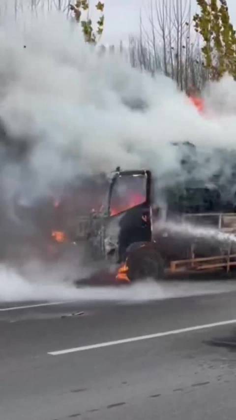 满载纸板货车半路起火