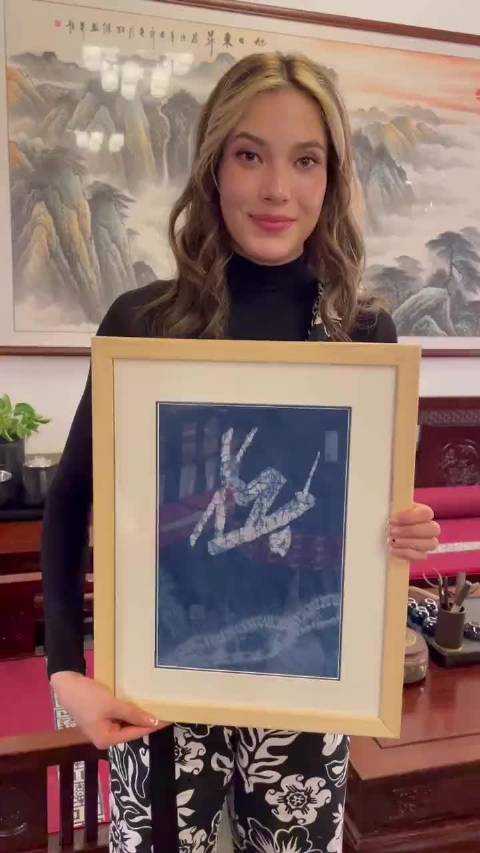 2022年 奥运冠军收藏水色染艺（非遗蓝染）作品 《骋冰傲雪》 作者 曹玉水