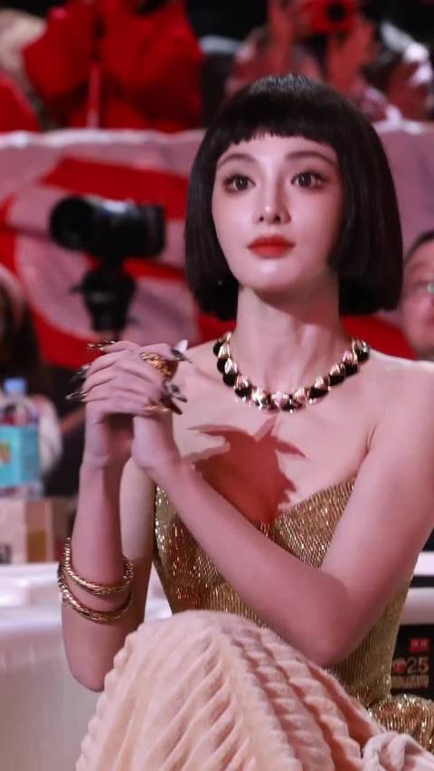 彭小苒波波头搭配金色抹胸裙造型，埃及女王的即视感，又美又飒