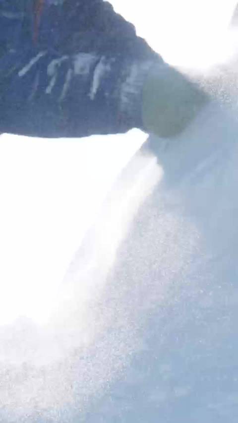 江寻千4620立方米雪雕复刻雪龙2号亮相哈尔滨