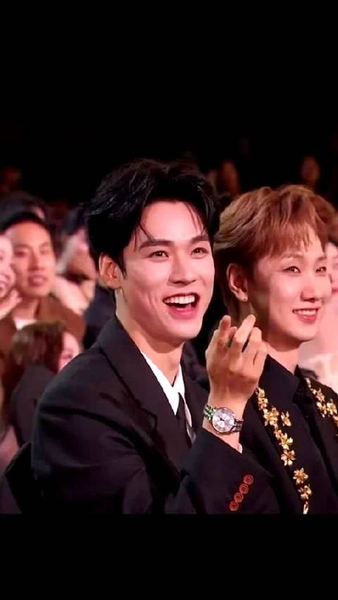 龚俊星光大赏获三大荣誉坐第一排，粉丝不满座位靠边