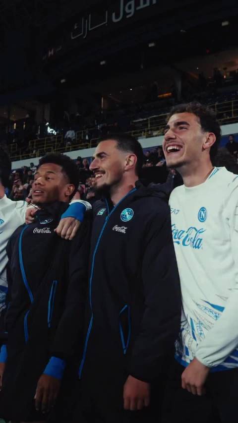 像那不勒斯的小伙子们一样奔向圣诞与新年吧