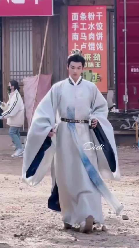 周柯宇《金吾不禁》最新路透，素色古装搭配简约束发，好清俊的张行简